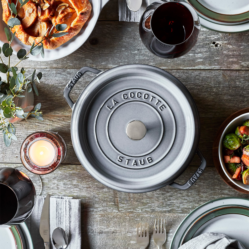 【staub 〈ストウブ〉】